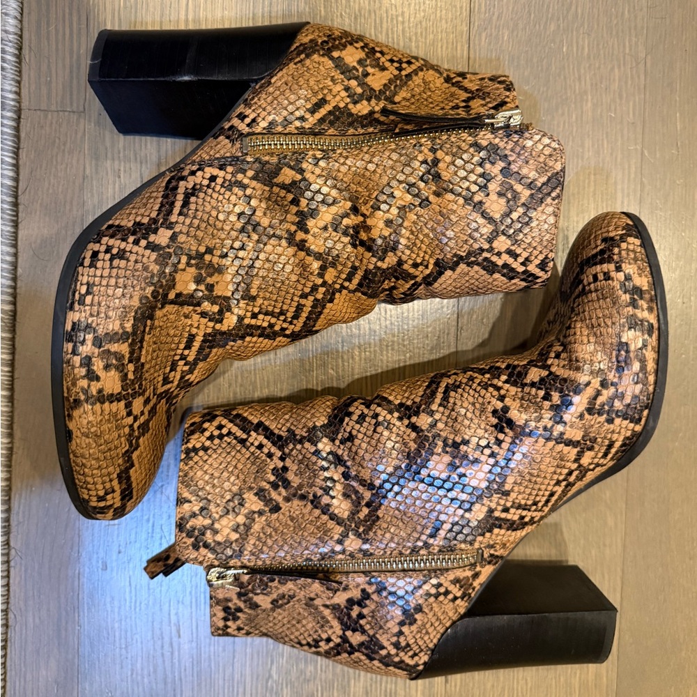 Kenneth Cole Justin Snakeskin Patterned Ankle Boots - Size 8.5